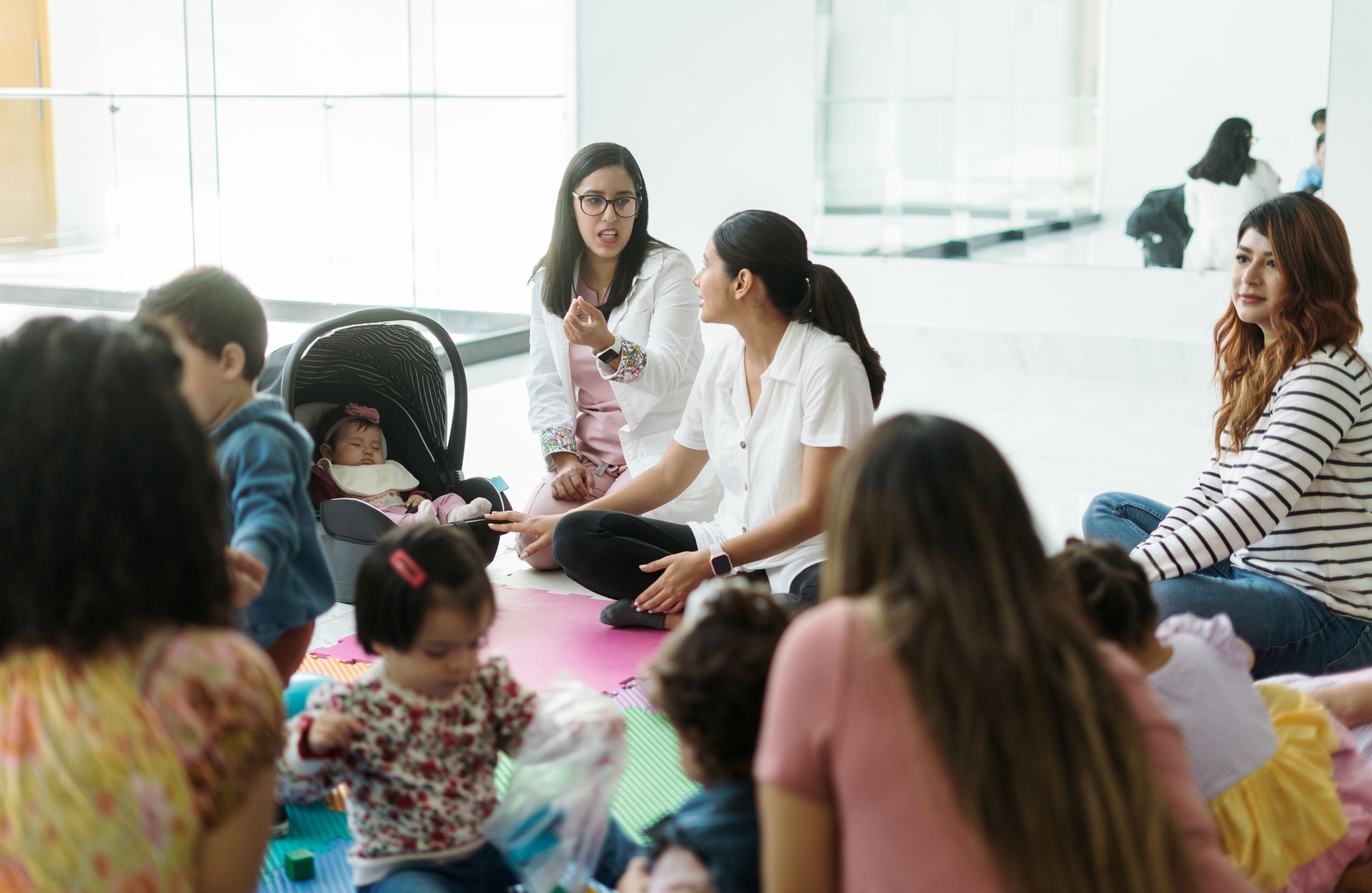 Supportive community of mothers navigating weaning together